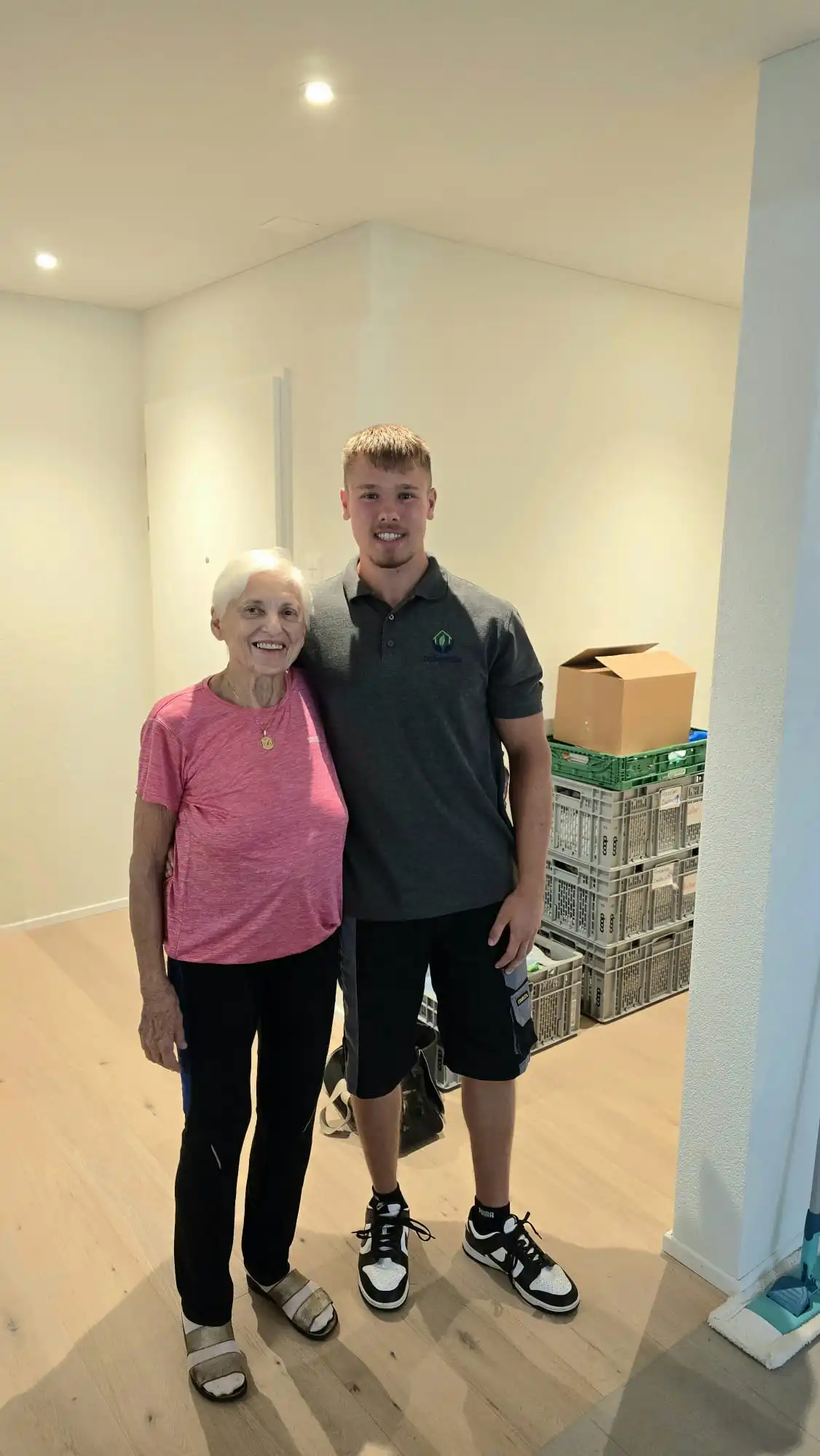 Geschäftsführer Nico Steinert mit zufriedener Seniorin